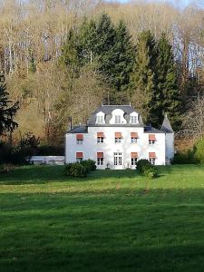 ein großes weißes Haus auf einem grünen Feld in der Unterkunft DOMAINE LA BOULAYE Studio in Tourville-sur-Pont-Audemer