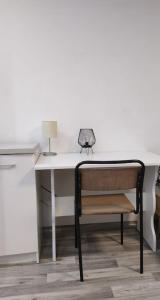 蘇爾的住宿－Forrest House w Białej，一张桌子,上面有椅子和一盏灯