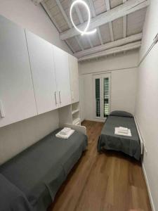 a room with two beds and white cabinets at Casa indipendente a Senigallia in Senigallia