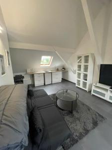 een slaapkamer met een groot bed en een televisie bij Appartement proche de Paris et l aeroport in Sevran