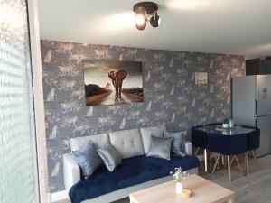 a living room with a couch and a picture of an elephant at 11 Headwards Retreat in Great Yarmouth