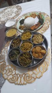 un plato de comida sobre una mesa en Jungleaashiyana, en Matkuli