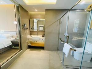 Bathroom sa Jiangshan Yunfan Sports Resort Hotel