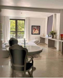 un grand salon avec une table et des chaises dans l'établissement La manufacture, à Antraigues-sur-Volane