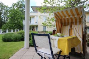 een tafel en een stoel op een patio bij Villa Charlotte App_13 in Heringsdorf