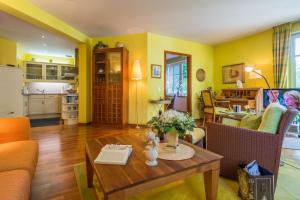 sala de estar con mesa y cocina en Villa Charlotte App_13 en Heringsdorf