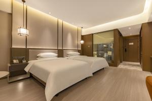 Un pat sau paturi într-o cameră la Jiangshan Yunfan Sports Resort Hotel