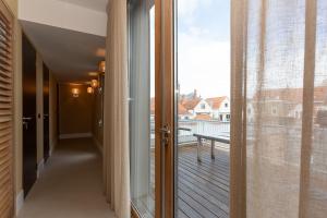 una puerta abierta a un balcón con vistas en appartement Globo XL, en Middelburg