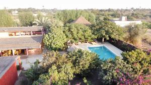 einen Luftblick auf ein Resort mit einem Pool in der Unterkunft Mariama Lodge in Mbodiène