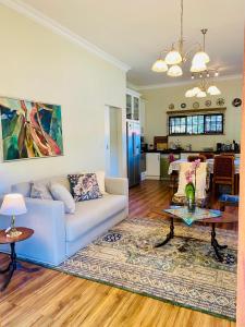 sala de estar con sofá y mesa en Rondeletia Cottage Guesthouse - premium self catering, en Gillitts