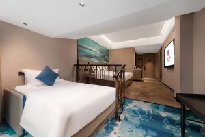 Postel nebo postele na pokoji v ubytování Echarm PLUS International Hotel Zhujiang New Town Wuyangcun Metro Station Branch- Free Deliver Service to Canton Fair Complex During Canton Fair Period