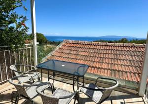 a patio with a table and chairs on a balcony at Armonia Apartment Spartia in Spartià