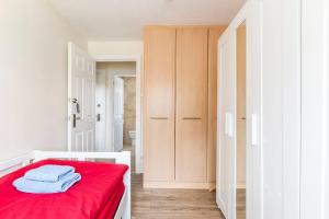 1 dormitorio con 1 cama con manta roja en Popular Easy Commute 20 mins from London Bridge and Gatwick Airport at Orpington Near to PRUH en Farnborough