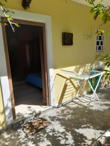 uma porta aberta para um pátio com uma cadeira no exterior em Αίγινα εξοχική κατοικία em Aegenitissa