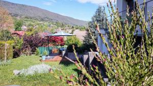 une maison avec un parasol dans une cour dans l'établissement Studio calme petite vue lac, à Saint-Jorioz