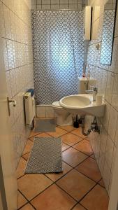 een badkamer met een wastafel en een toilet bij 2 Zimmer mit Küche und Bad in Bochum