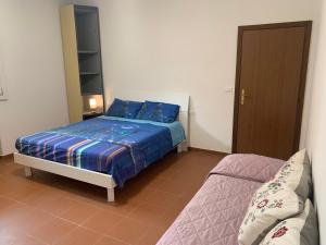 een kleine slaapkamer met een bed en een bank bij Mo&Ma Home in Imola