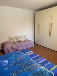 een kleine slaapkamer met 2 bedden en kasten bij Mo&Ma Home in Imola