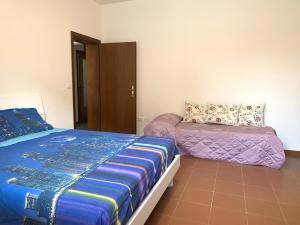 een slaapkamer met een bed en een bank bij Mo&Ma Home in Imola