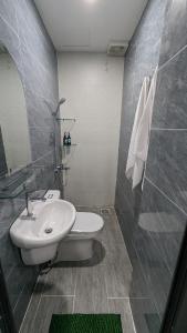 胡志明市的住宿－Marki Home 2，一间带水槽、卫生间和淋浴的浴室