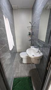 胡志明市的住宿－Marki Home 2，一间带水槽和镜子的浴室