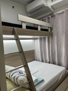 a bunk bed in a room with a bunk bedutenewayewayangering at 2P Cool Home Tagaytay at SMDC Cool Suite Residences in Tagaytay