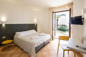 A television and/or entertainment centre at Resort Santa Maria Hotel