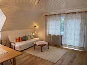 uma sala de estar com uma cama e uma janela em Sonnenschein Chalet em Buxheim