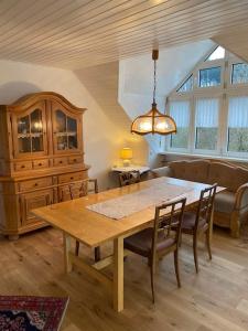 Buxheim的住宿－Sonnenschein Chalet，一间带木桌和椅子的用餐室