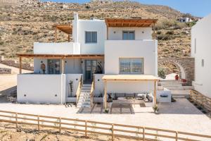 Cette villa offre une vue sur la maison. dans l'établissement Eartha Horizon Villas, à Naxos Chora