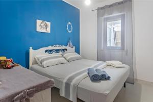 アルカモ・マリーナにあるCasa Vacanza Violisaの青い壁のドミトリールーム ベッド2台
