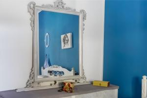 un espejo sentado en la parte superior de un tocador en Casa Vacanza Violisa, en Alcamo Marina