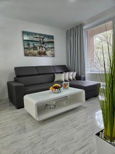 ein Wohnzimmer mit einem Sofa und einem Couchtisch in der Unterkunft Apartmány Urban in Poprad
