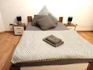een bed in een kamer met 2 nachtkastjes bij 2 Zimmer mit Küche und Bad in Bochum