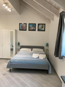 The Third Floor في ميتا: غرفة نوم بسرير كبير مع شراشف زرقاء