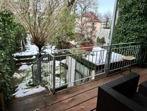 un balcón con nieve en el suelo en Exklusive Maisonetten Wohnung mit Gartenzugang, en Augsburg