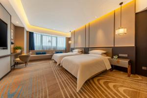 Habitación de hotel con 2 camas y TV en Jiangshan Yunfan Sports Resort Hotel en Jiangshan