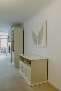 um quarto branco com uma mesa e uma imagem na parede em Sea view lovely apartment near Puerto Banús em Marbella
