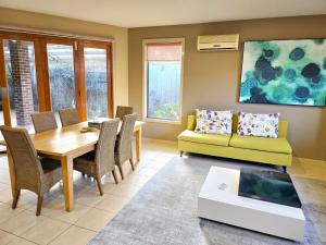 Specious ex-display 5 BDR house,up to 15 guests- Williams Landing的休息区