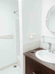 Ένα μπάνιο στο Wonderful Escape South Jakarta - 3BR - Standard apt with luxury facilities and netflix