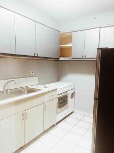 Η κουζίνα ή μικρή κουζίνα στο Wonderful Escape South Jakarta - 3BR - Standard apt with luxury facilities and netflix