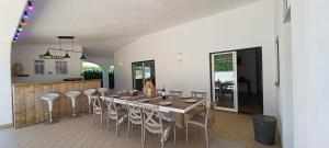 A restaurant or other place to eat at Superbe Villa - piscine privée