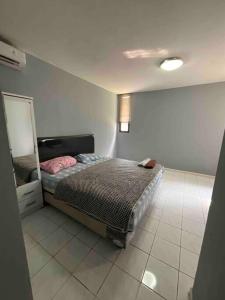 Ένα ή περισσότερα κρεβάτια σε δωμάτιο στο Wonderful Escape South Jakarta - 3BR - Standard apt with luxury facilities and netflix