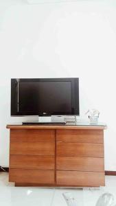 Μια τηλεόραση ή/και κέντρο ψυχαγωγίας στο Wonderful Escape South Jakarta - 3BR - Standard apt with luxury facilities and netflix +24 φωτογραφίες