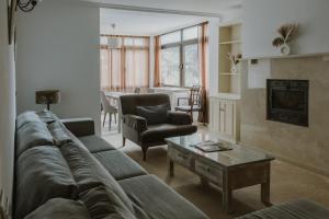 - un salon avec un canapé et une table dans l'établissement Sea view lovely apartment near Puerto Banús, à Marbella