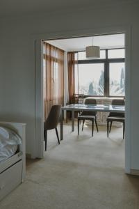 un soggiorno con tavolo da pranzo e sedie di Sea view lovely apartment near Puerto Banús a Marbella