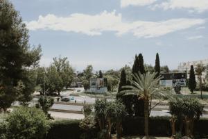 uitzicht op een park met bomen en een straat bij Sea view lovely apartment near Puerto Banús in Marbella