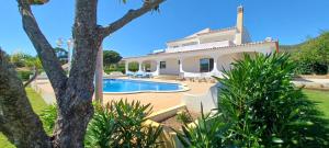 een villa met een zwembad en een huis bij Superbe Villa - piscine privée in Silves
