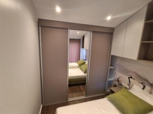 索勒恩的住宿－LandZeit - get your tiny moments，一间带镜子的卧室和一张床铺