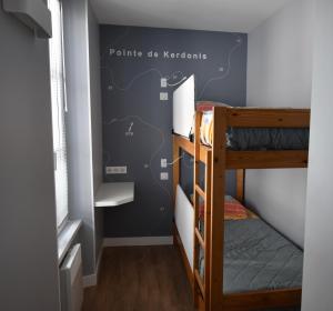 ル・パレにあるHotel Atlantiqueのベッドルーム1室(二段ベッド付)が備わります。壁に地図を用意しています。
